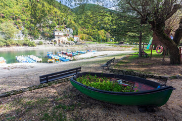 Lago di Scanno in Abruzzo. L'autunno e i suoi colori.