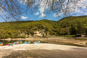 Lago di Scanno in Abruzzo. L'autunno e i suoi colori.