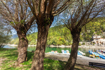 Lago di Scanno in Abruzzo. L'autunno e i suoi colori.