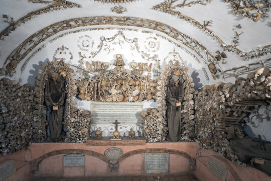 Cripta Frati Cappuccini di Roma. Ossa di scheletri