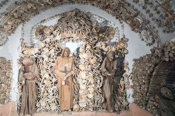 Cripta Frati Cappuccini di Roma. Ossa di scheletri