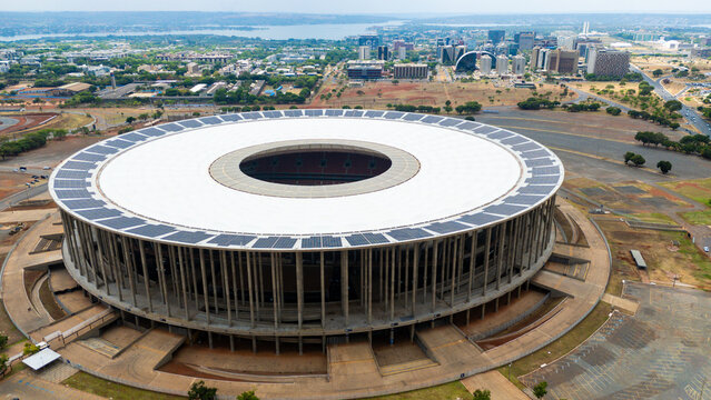 Vis&atilde;o a&eacute;rea da Arena Man&eacute; Garrincha em Bras&iacute;lia, DF, capturada em 20 out 25, destacando sua arquitetura circular e entorno urbano