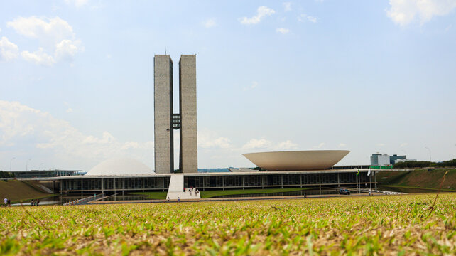 Fachada frontal do Congresso Nacional em Bras&iacute;lia, com as c&uacute;pulas e torres em destaque, refletindo o centro das decis&otilde;es pol&iacute;ticas do pa&iacute;s. Registro editorial. Bras&iacute;lia DF em 20 out 2025