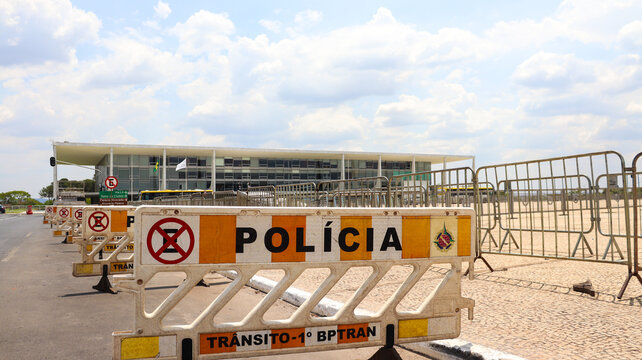 Imagem de sinaliza&ccedil;&atilde;o policial nas proximidades do Congresso Nacional em Bras&iacute;lia DF, registrada em 20 out 25, com viatura e cones de seguran&ccedil;a vis&iacute;veis