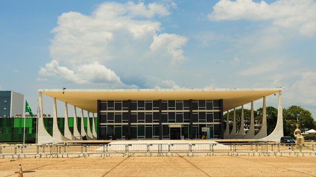 O pr&eacute;dio do STF em Bras&iacute;lia apresenta arquitetura moderna e simboliza o Poder Judici&aacute;rio m&aacute;ximo do Brasil. Bras&iacute;lia DF em 20 out 2025