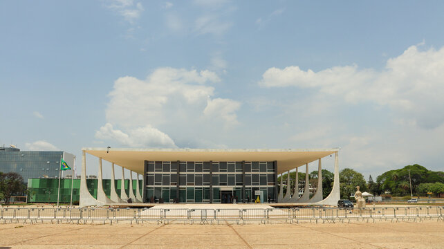 Fachada do Supremo Tribunal Federal destaca linhas modernistas e simboliza a mais alta inst&acirc;ncia da justi&ccedil;a brasileira. Bras&iacute;lia DF em 20 out 2025