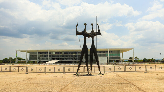 Vis&atilde;o frontal do Pal&aacute;cio do Planalto em Bras&iacute;lia DF, registrada em 20 out 25, com destaque para a escultura Os Candangos em primeiro plano, s&iacute;mbolo da for&ccedil;a de trabalho que construiu a capital