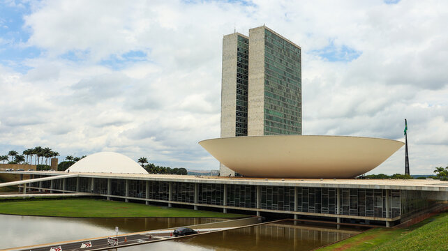 C&acirc;mara dos Deputados no pr&eacute;dio do Congresso Nacional, com destaque para a c&uacute;pula e o plen&aacute;rio do poder legislativo. Bras&iacute;lia, DF em 20 Out 25