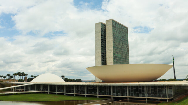 Congresso Nacional com c&uacute;pulas e eixo monumental alinhado, &iacute;cone da pol&iacute;tica brasileira. Bras&iacute;lia, DF em 20 out 25