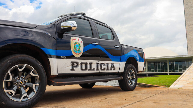 Viatura da pol&iacute;cia estacionada diante do Congresso Nacional, s&iacute;mbolo de seguran&ccedil;a e ordem p&uacute;blica. Bras&iacute;lia, DF em 20 outubro 2025