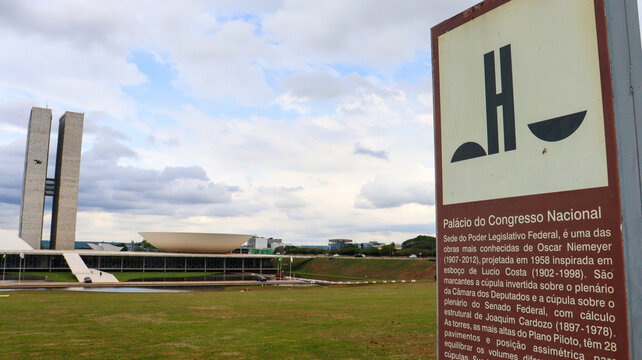 Estrutura moderna do Congresso Nacional &eacute; vista ao longo da Esplanada, s&iacute;mbolo do poder legislativo, pol&iacute;tica e hist&oacute;ria do Brasil. Bras&iacute;lia DF em 20 out 2025
