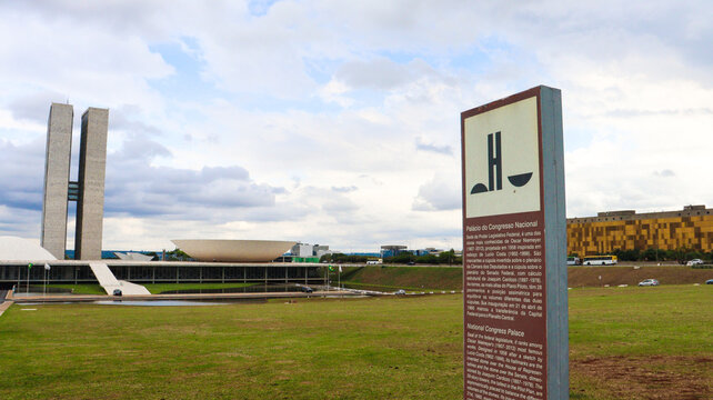 vista ampla do congresso nacional com placa tur&iacute;stica em destaque no gramado sob c&eacute;u nublado brasilia df em 20 out 2025