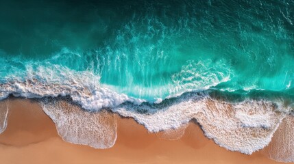 Obraz premium Aerial View of Turquoise Ocean Waves Crashing Gently on Sandy Beach Shoreline Under Bright Sunlight for Tranquil Coastal Scenery and Relaxation