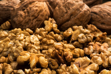 Nueces peladas y enteras esparcidas llenando plano.