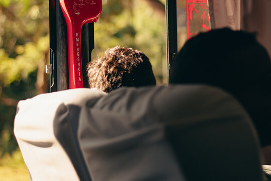 pessoa dormindo no &ocirc;nibus