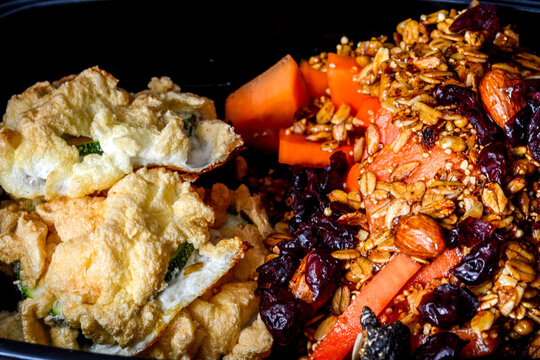 Calabazas capeada rellenas de queso fresco con papaya y granola y arandanos