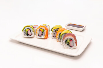 Tuna and mango uramaki with lime, presented on wave-patterned porcelain