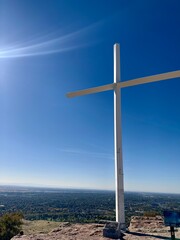Obraz premium Cross on the top of the hill in Boise, Idaho. Table Rock Hike