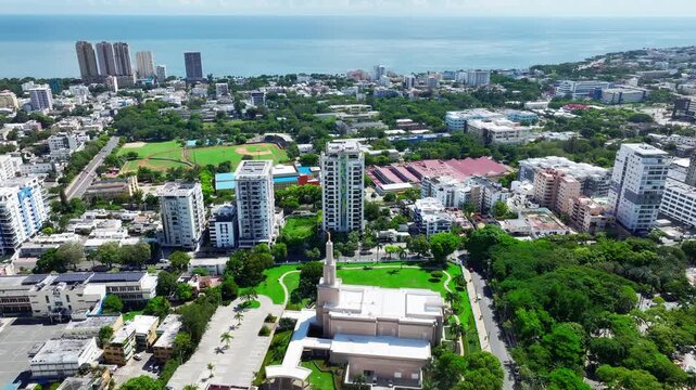 vista aerea de parque, iglesia y edificios en la ciudad