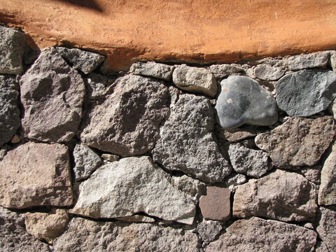 MURALLA PIEDRA REJAS PUERTAS PORT&Oacute;N CANDADO SEGURIDAD