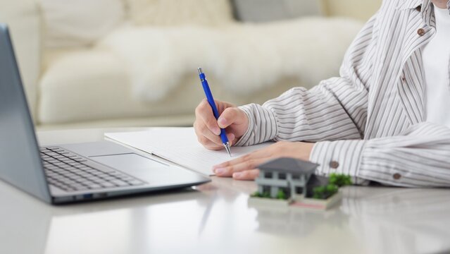 不動産関係の勉強をするアジア人男性