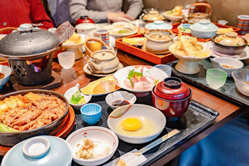 彩り豊かな和食の会席料理と温かな食卓
