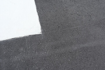 アスファルトに塗られた白いペンキ