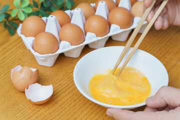 生卵を割って混ぜる