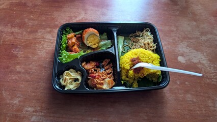 Makanan dalam kotak nasi indonesia