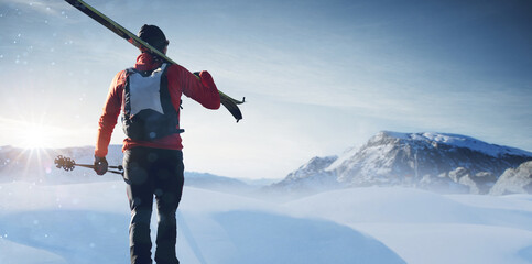 Skifahrer in den Bergen im Schnee