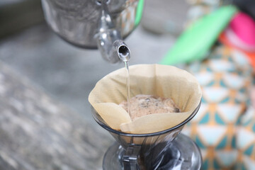 コーヒーを淹れる女性