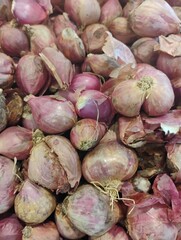 red onions in market