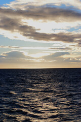 Obraz premium Sunset reflecting off ocean