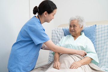 Obraz premium Asian doctor checking and treat elderly woman patient health in hospital.