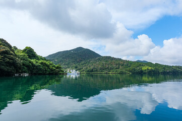 波静かな西郷湾の海岸線