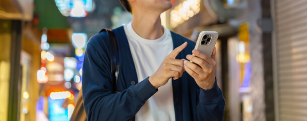 繁華街　スマホ　男性