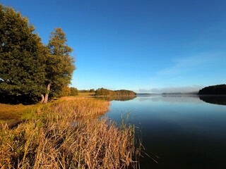 Jesienny krajobraz. Jezioro Wadąg