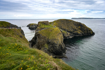 Landschaft in Nordirland mit kleiner Insel und Hängebrücke
