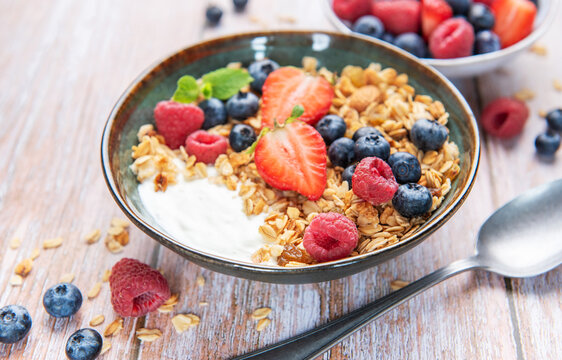 Healthy breakfast bowl with granola, yogurt and fresh berries
