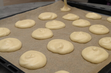 Make small homemade sponge cakes with three ingredients: flour, sugar and eggs