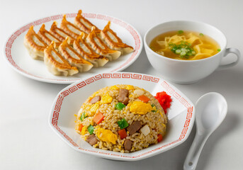 中華料理の定番を味わう！黄金チャーハン、パリパリ餃子、温かい卵スープの絶品定食