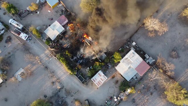 CASA EN LLAMAS FUEGO