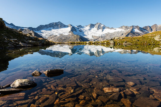 Turnerkamp, Gro&szlig;er M&ouml;seler, Steinmandl, Waxegg- und Hornkees spiegeln sich in einem See, Zillertal, Tirol, &Ouml;sterreich