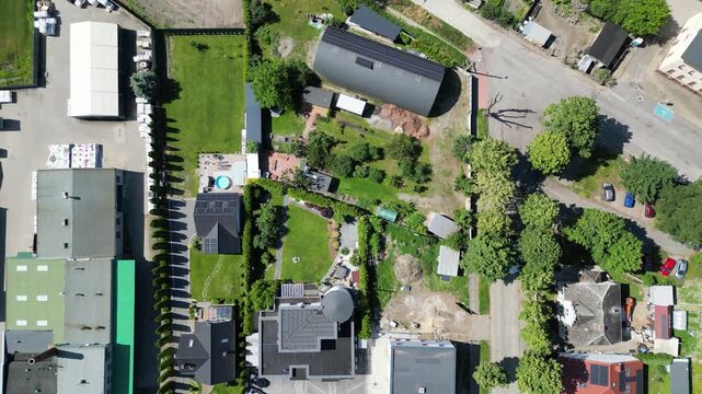 Nowoczesny dom na osiedlu z widokiem na błękitne niebo. Jasna elewacja, duże okna i prosta forma podkreślają wsp&oacute;łczesny styl architektury. Ujęcie oddaje harmonię między nowoczesnym budownictwem a spo