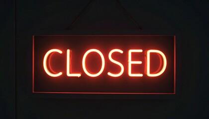 Obraz premium A neon sign indicates that the business is closed, creating a striking contrast against the dark background.