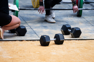 Mancuernas, pesas de crossfit, en un campeonato, ejercicio intensivo.