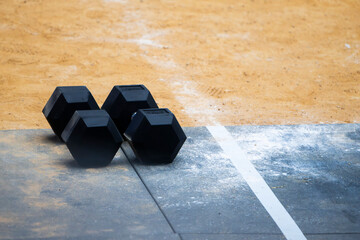 Mancuernas, pesas de crossfit, en un campeonato, ejercicio intensivo.