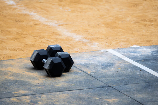 Mancuernas, pesas de crossfit, en un campeonato, ejercicio intensivo.