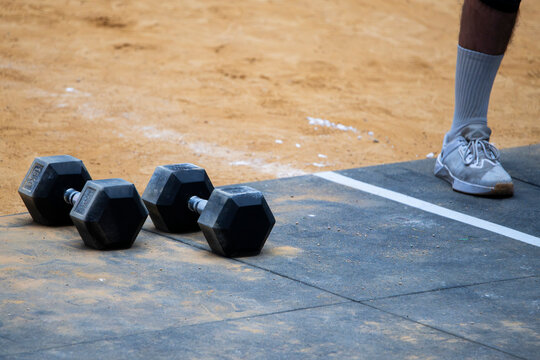 Mancuernas, pesas de crossfit, en un campeonato, ejercicio intensivo.