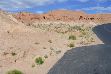 Kleine Parkbucht an der Straße im Goblin Valley State Park	